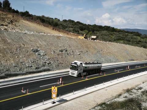 Κοζάνη: Μαθητές φύτεψαν και «υιοθέτησαν» δέντρα στη Σιάτιστα – Ένα ζωντανό μάθημα αγάπης για τη φύση