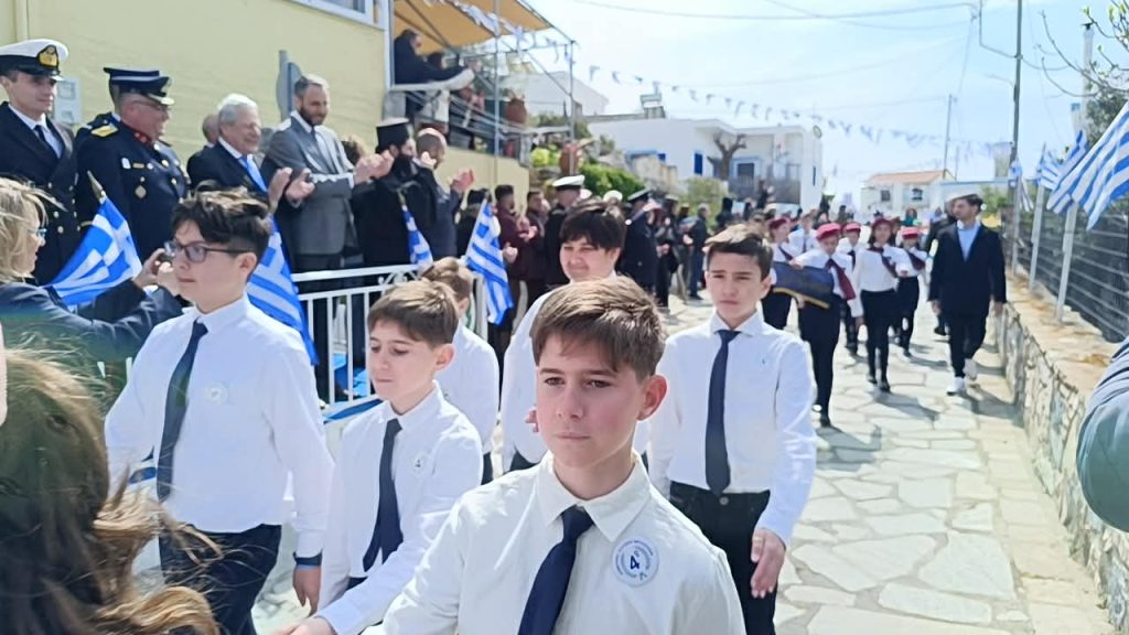 Το ΕΡΤnews στο Αγαθονήσι: Οι δύο μικροί μαθητές τίμησαν τους ήρωες της Επανάστασης παρελαύνοντας με δημοτικό από τα Βριλήσσια