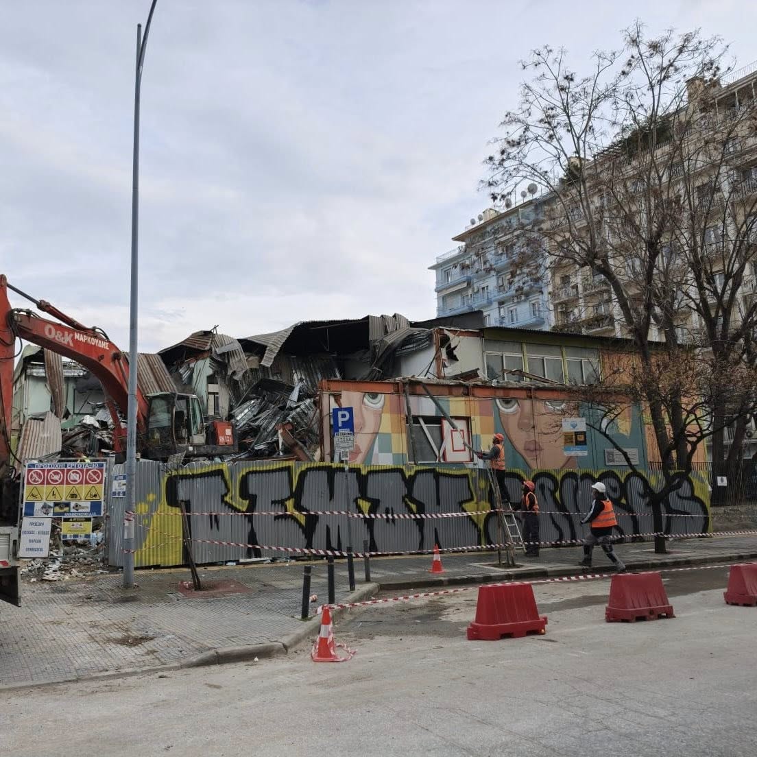 Θεσσαλονίκη: Ξεκίνησε η κατεδάφιση ακατάλληλων λυόμενων σχολείων από τον σεισμό του 1978