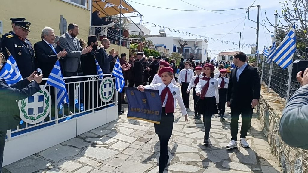 Το ΕΡΤnews στο Αγαθονήσι: Οι δύο μικροί μαθητές τίμησαν τους ήρωες της Επανάστασης παρελαύνοντας με δημοτικό από τα Βριλήσσια