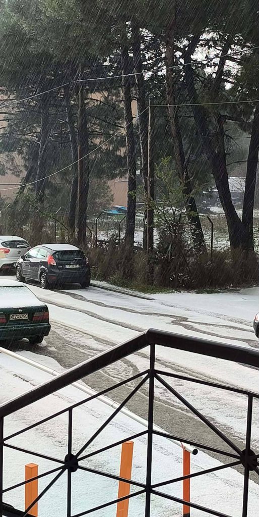 Κακοκαιρία Erminio: Το… έστρωσε στη Χαλκιδική – Άσπρισε ο Πολύγυρος από το χαλάζι