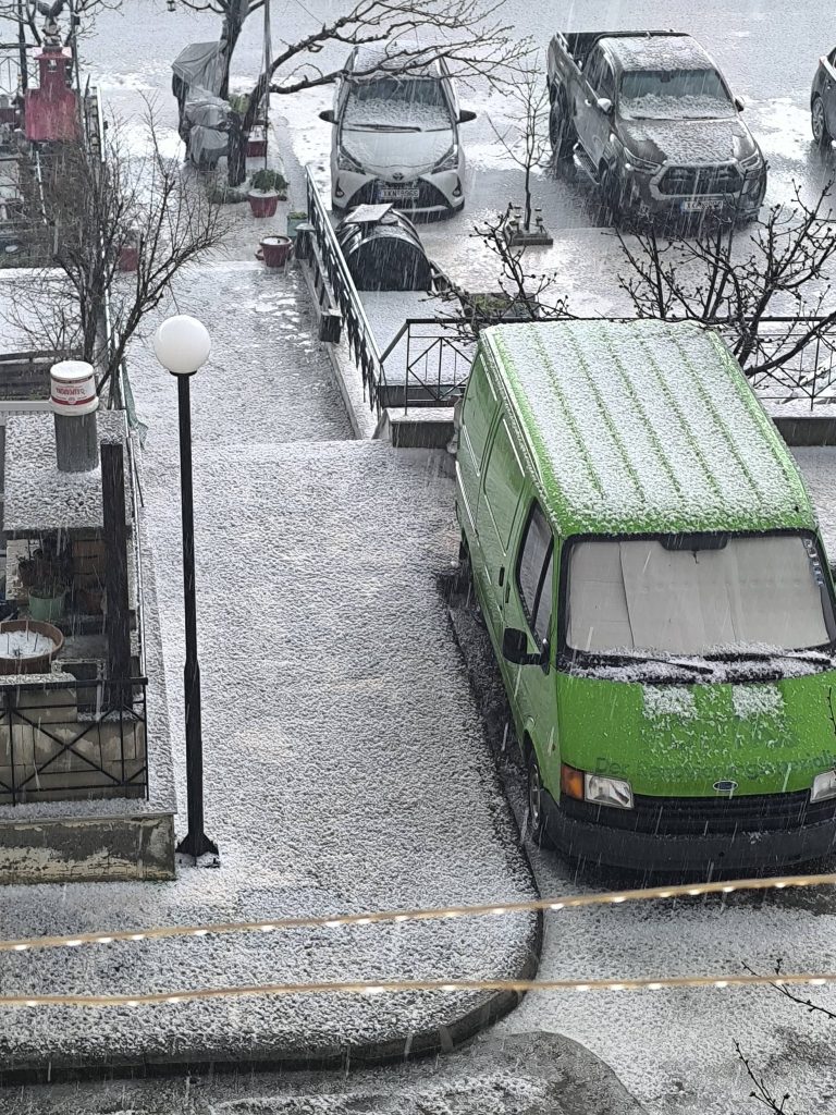 Κακοκαιρία Erminio: Το… έστρωσε στη Χαλκιδική – Άσπρισε ο Πολύγυρος από το χαλάζι