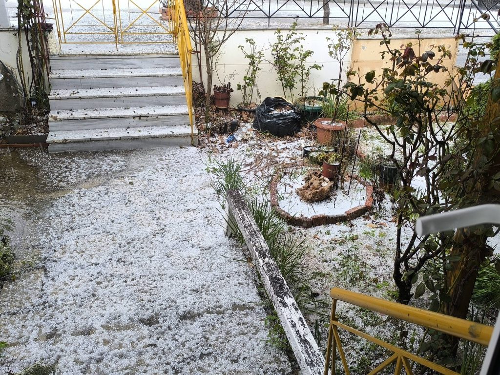 Κακοκαιρία Erminio: Το… έστρωσε στη Χαλκιδική – Άσπρισε ο Πολύγυρος από το χαλάζι