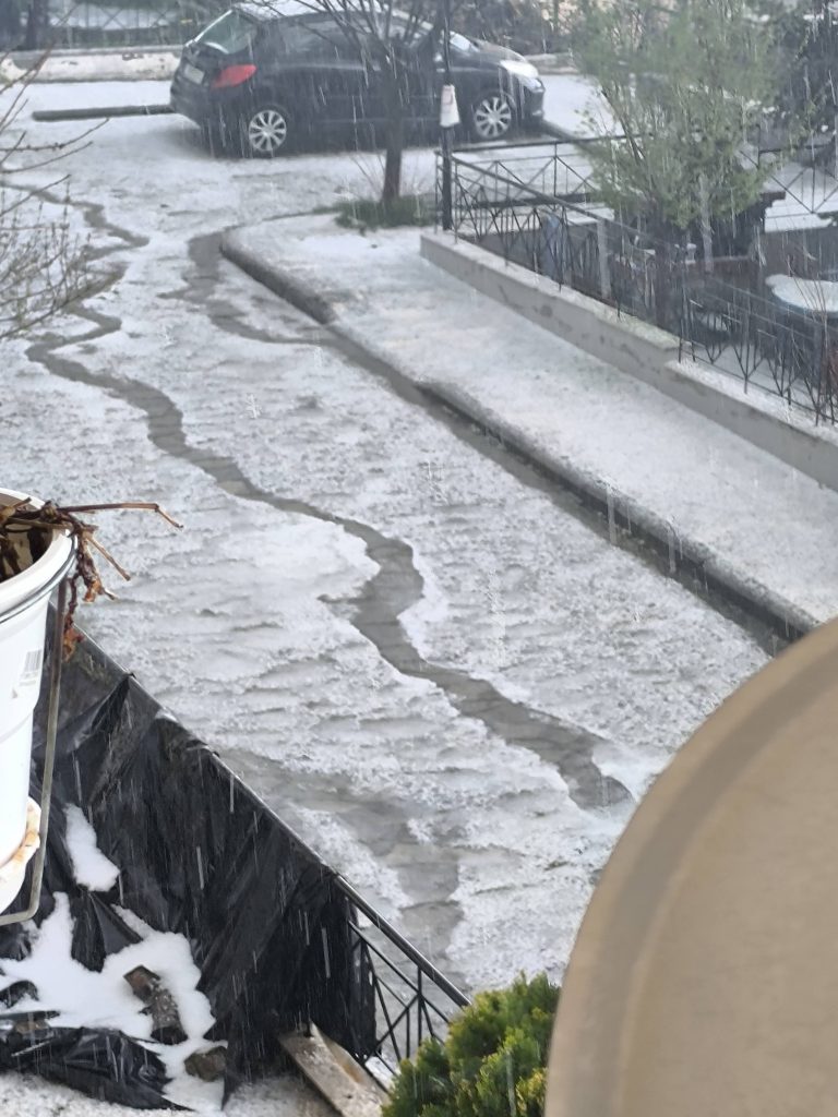 Κακοκαιρία Erminio: Το… έστρωσε στη Χαλκιδική – Άσπρισε ο Πολύγυρος από το χαλάζι