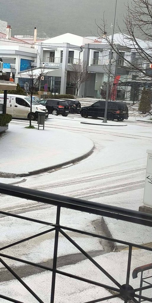 Κακοκαιρία Erminio: Το… έστρωσε στη Χαλκιδική – Άσπρισε ο Πολύγυρος από το χαλάζι