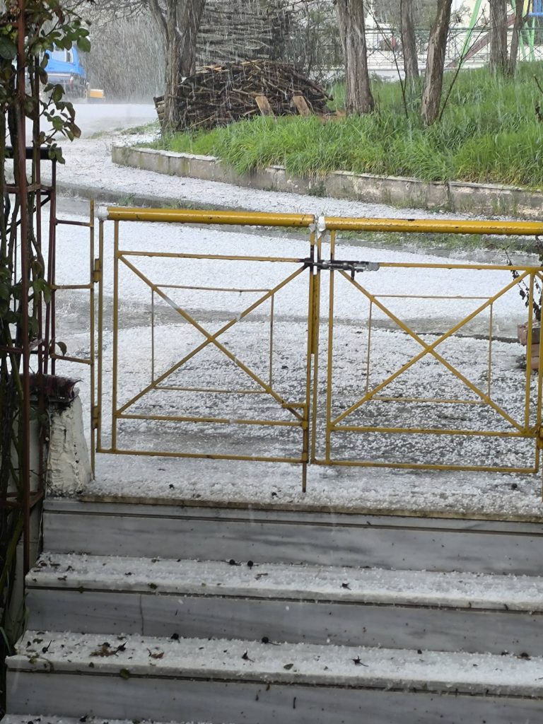Κακοκαιρία Erminio: Το… έστρωσε στη Χαλκιδική – Άσπρισε ο Πολύγυρος από το χαλάζι