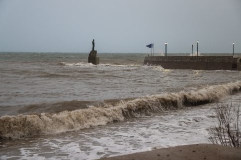 Ιράν: Προειδοποίηση για τοξικούς ρύπους και όξινη βροχή μετά τις επιθέσεις σε δεξαμενές πετρελαίου