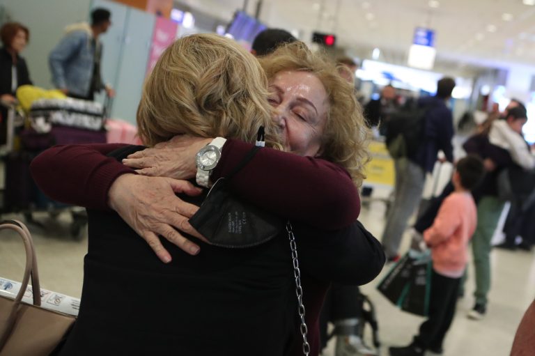 Με εντατικούς ρυθμούς συνεχίζονται οι επιστροφές των Ελλήνων από τη Μέση Ανατολή – Συνολικά 18 ειδικές πτήσεις έρχονται σήμερα, 14 αναχωρούν