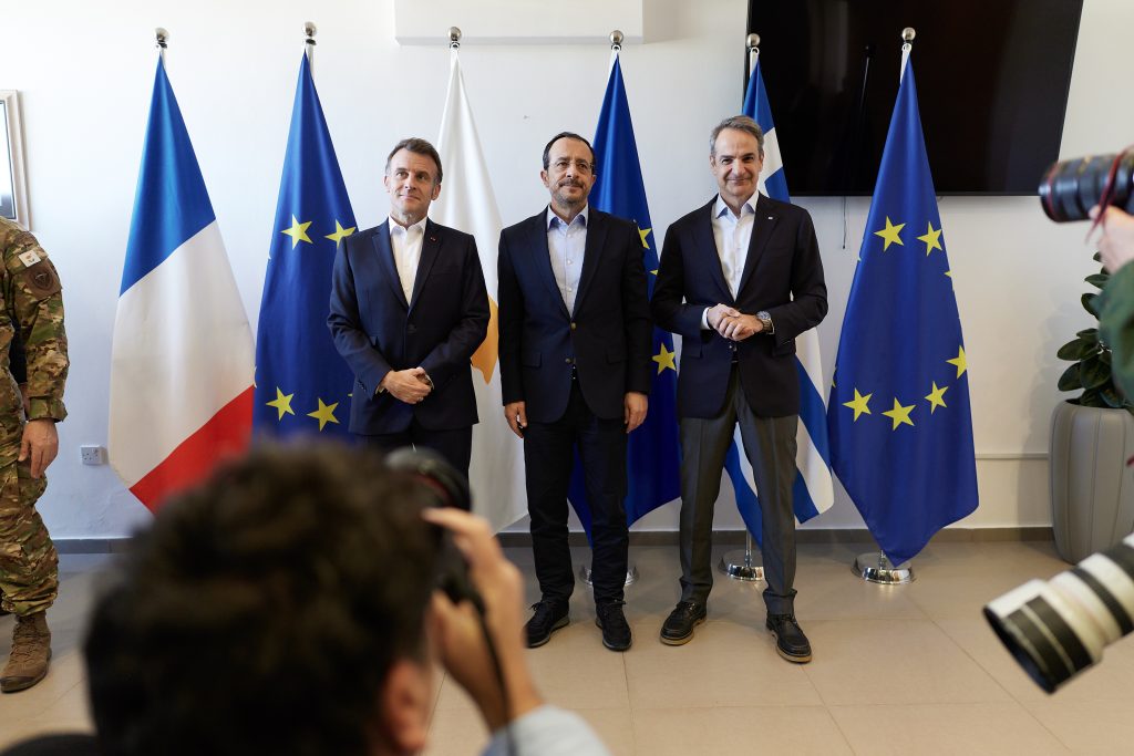 Σε εξέλιξη η τριμερής συνάντηση Μητσοτάκη, Μακρόν και Χριστοδουλίδη στην Κύπρο