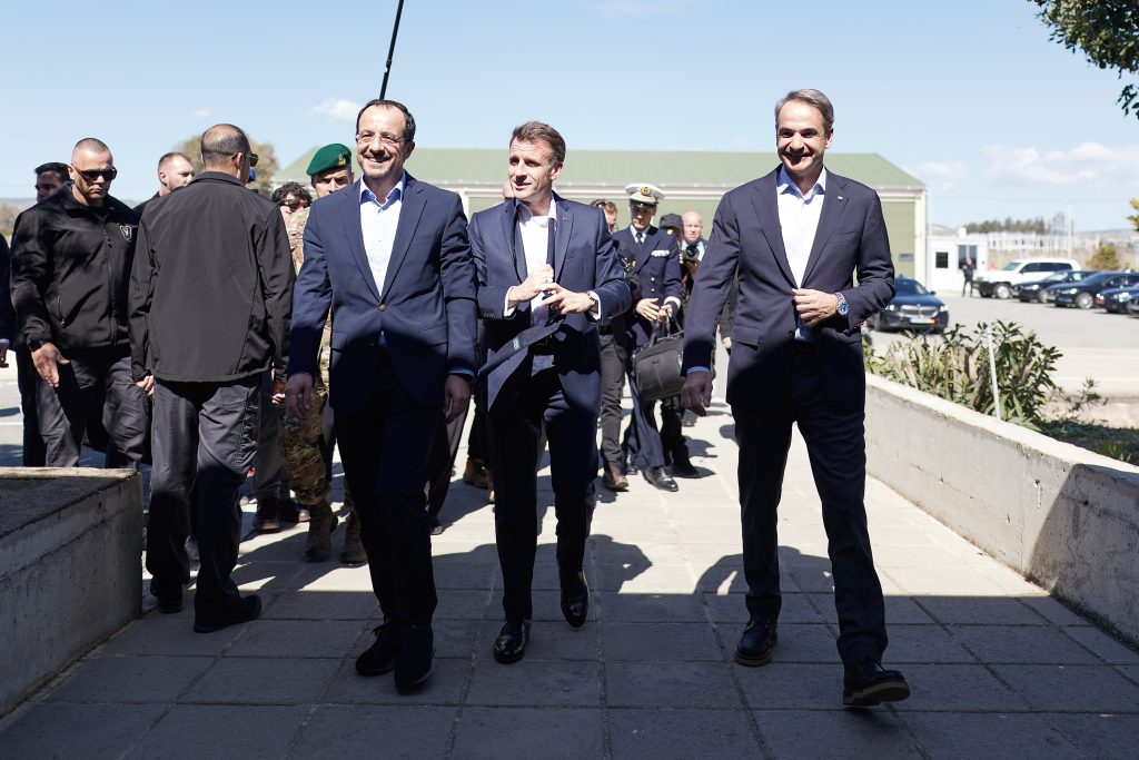 Σε εξέλιξη η τριμερής συνάντηση Μητσοτάκη, Μακρόν και Χριστοδουλίδη στην Κύπρο