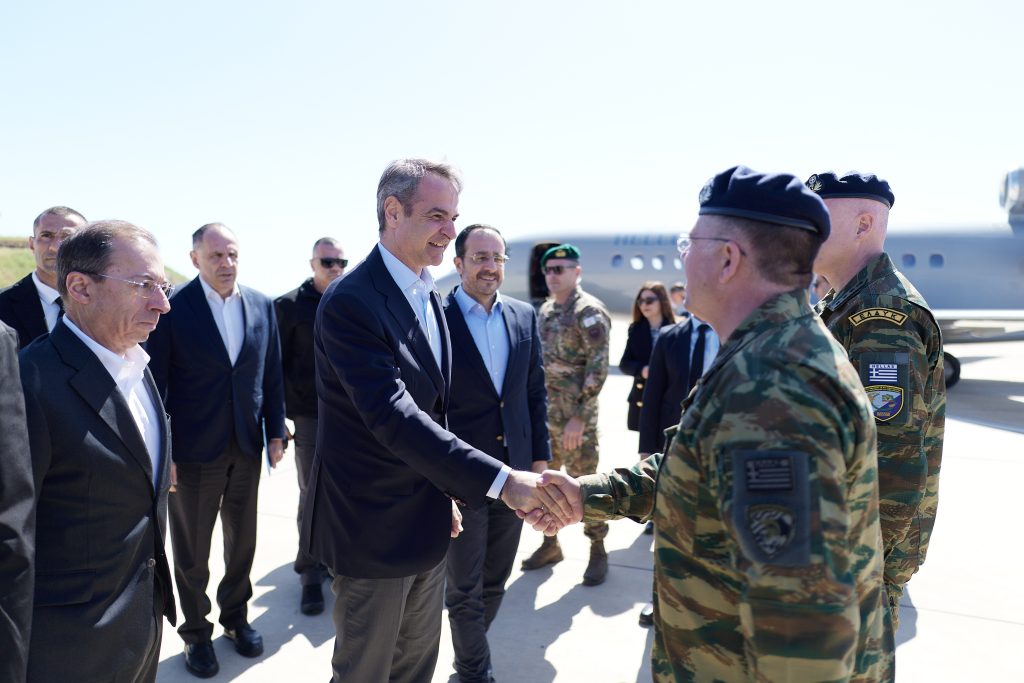 Ολοκληρώθηκε η τριμερής συνάντηση Μητσοτάκη, Μακρόν και Χριστοδουλίδη – Σε λίγο οι κοινές δηλώσεις