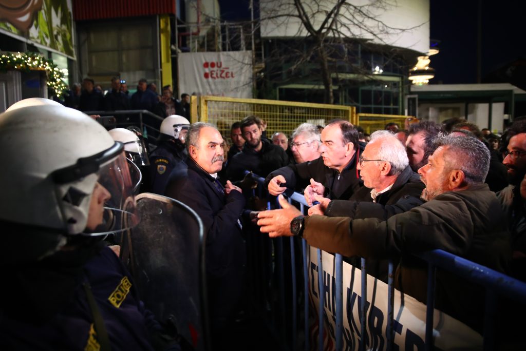 Θεσσαλονίκη: Διαπραγμάτευση αγροτών και αστυνομίας για να σπάσει ο αστυνομικός κλοιός και να μπουν στην Agrotica