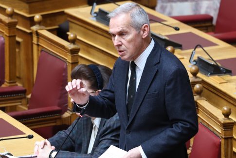 Σπούδασε θεολογία και επέστρεψε στο χωριό της στο Αγρίνιο για να γίνει παραγωγός