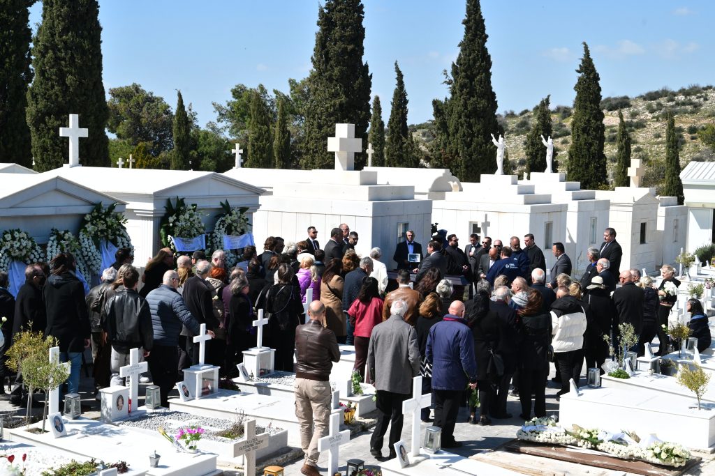 Σε κλίμα συγκίνησης το τελευταίο «αντίο» στον Γιώργο Μαρίνο