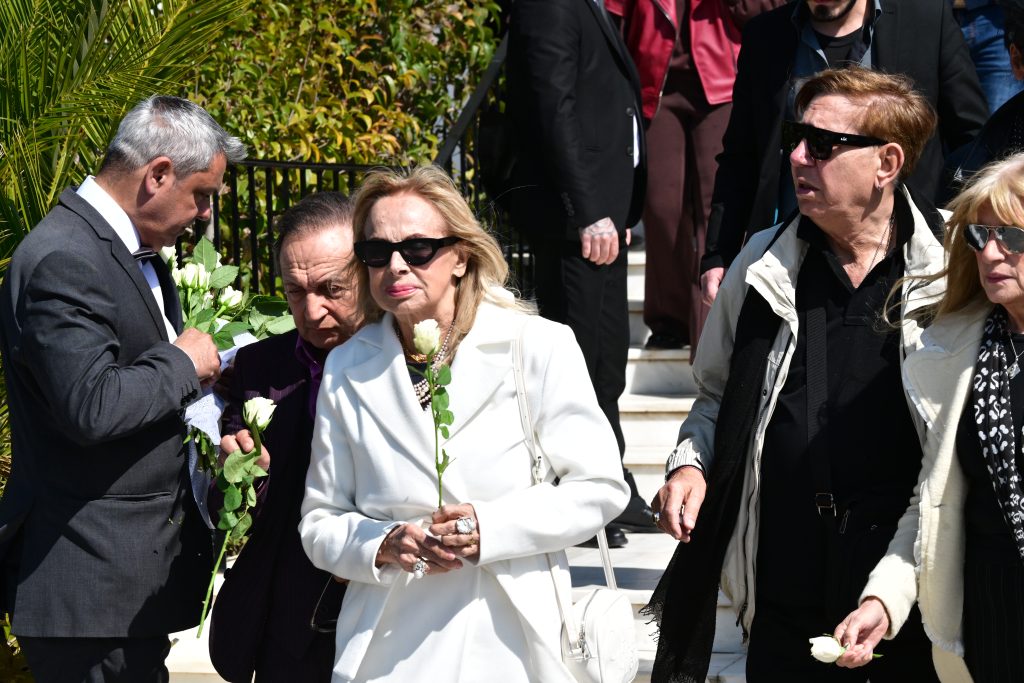 Σε κλίμα συγκίνησης το τελευταίο «αντίο» στον Γιώργο Μαρίνο