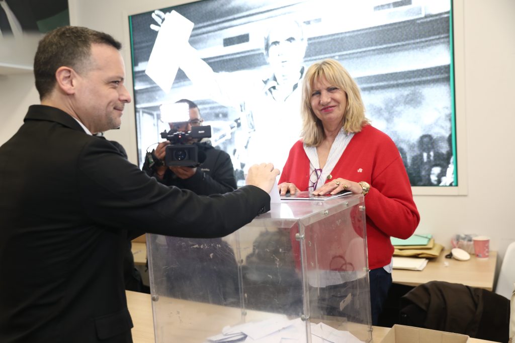 Κρίσιμες κάλπες στο ΠΑΣΟΚ: Μαζική συμμετοχή, ουρές στα τμήματα και βαριά σκιά από τη διαγραφή Κωνσταντινόπουλου