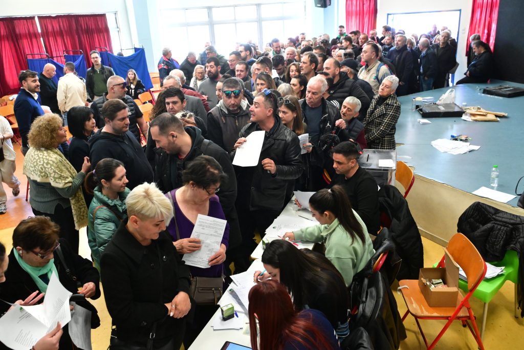 Κρίσιμες κάλπες στο ΠΑΣΟΚ: Μαζική συμμετοχή, ουρές στα τμήματα και βαριά σκιά από τη διαγραφή Κωνσταντινόπουλου