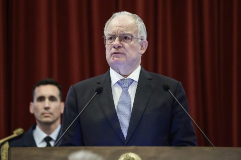 Το Ιράν κηδεύει Λαριτζανί, Σολεϊμανί και τους «μάρτυρες» ναύτες – Πλήθη κόσμου σε επίδειξη ενότητας