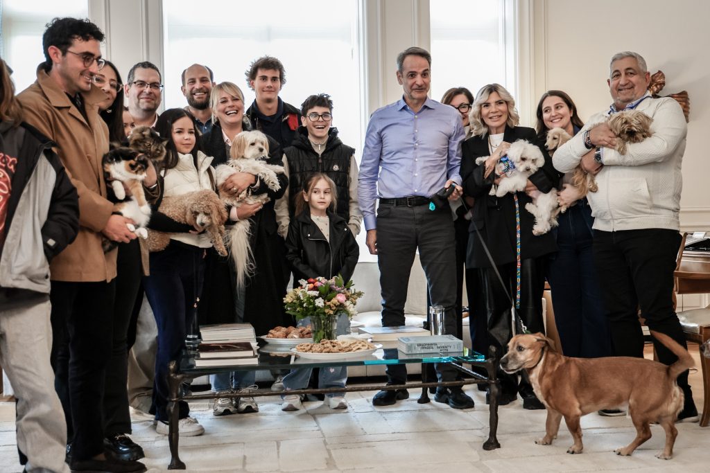 «Δημιουργήσαμε προηγούμενο» είπε ο Μητσοτάκης στους Έλληνες που επαναπατρίστηκαν από τη Μέση Ανατολή με τα κατοικίδιά τους