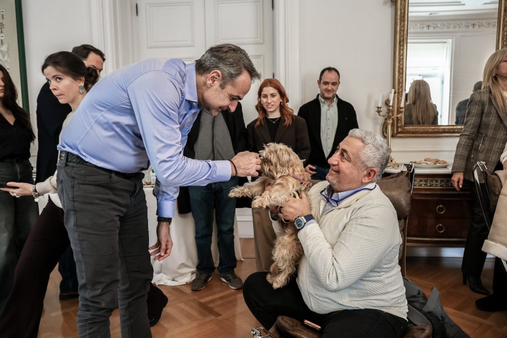 «Δημιουργήσαμε προηγούμενο» είπε ο Μητσοτάκης στους Έλληνες που επαναπατρίστηκαν από τη Μέση Ανατολή με τα κατοικίδιά τους