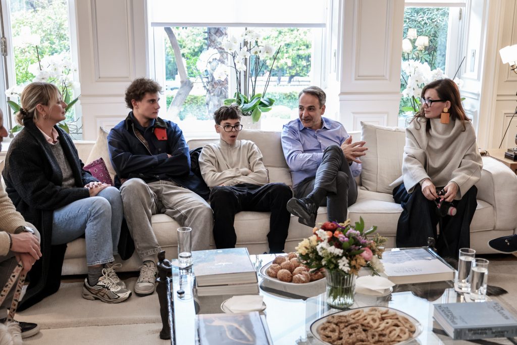 «Δημιουργήσαμε προηγούμενο» είπε ο Μητσοτάκης στους Έλληνες που επαναπατρίστηκαν από τη Μέση Ανατολή με τα κατοικίδιά τους