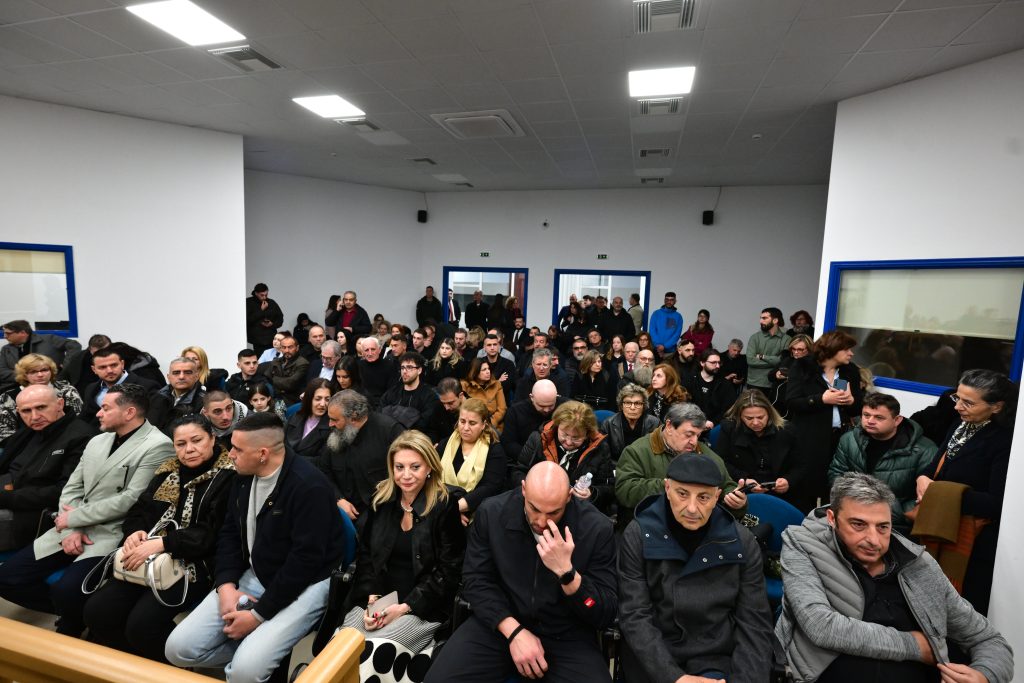 Δίκη για Τέμπη: Διακοπή για την 1η Απριλίου ζήτησε η πρόεδρος – Πέντε ώρες έντασης και αντεγκλίσεων για την κατλληλότητα της αίθουσας