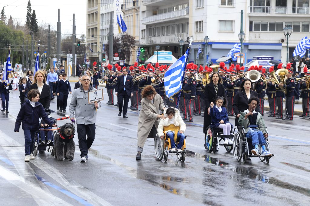 Ολοκληρώθηκε η μαθητική παρέλαση για την 25η Μαρτίου στο Σύνταγμα – Άνοιξε το μετρό