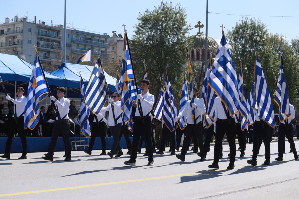 Με λαμπρότητα ο εορτασμός της 25ης Μαρτίου στη Θεσσαλονίκη – Ολοκληρώθηκε η μαθητική παρέλαση