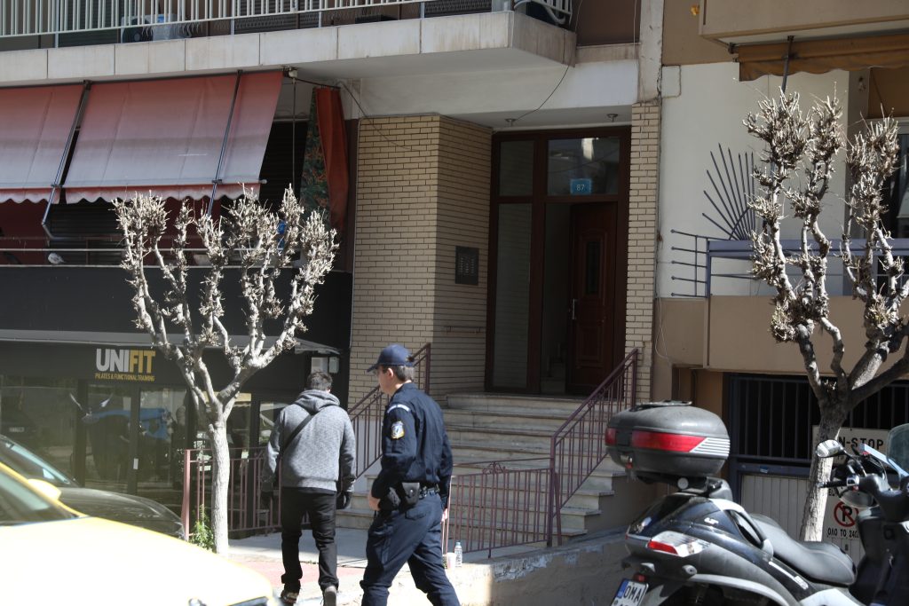 Ζωγράφου: Εντοπίστηκαν δύο σοροί γυναικών πίσω από σφραγισμένη πόρτα σε διαμέρισμα – Προσήχθη ο γιος της οικογένειας