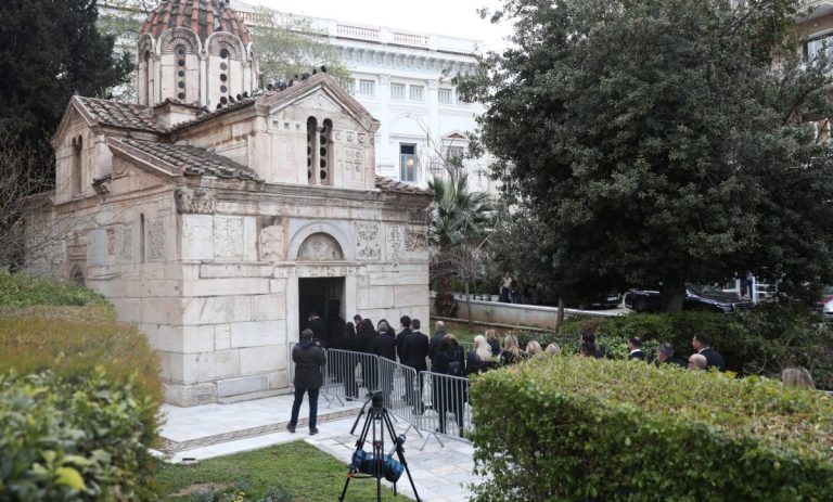 Μαρινέλλα: Στη Μητρόπολη Αθηνών η σορός της – Πλήθος κόσμου στο τελευταίο αντίο, στις 14:00 η κηδεία