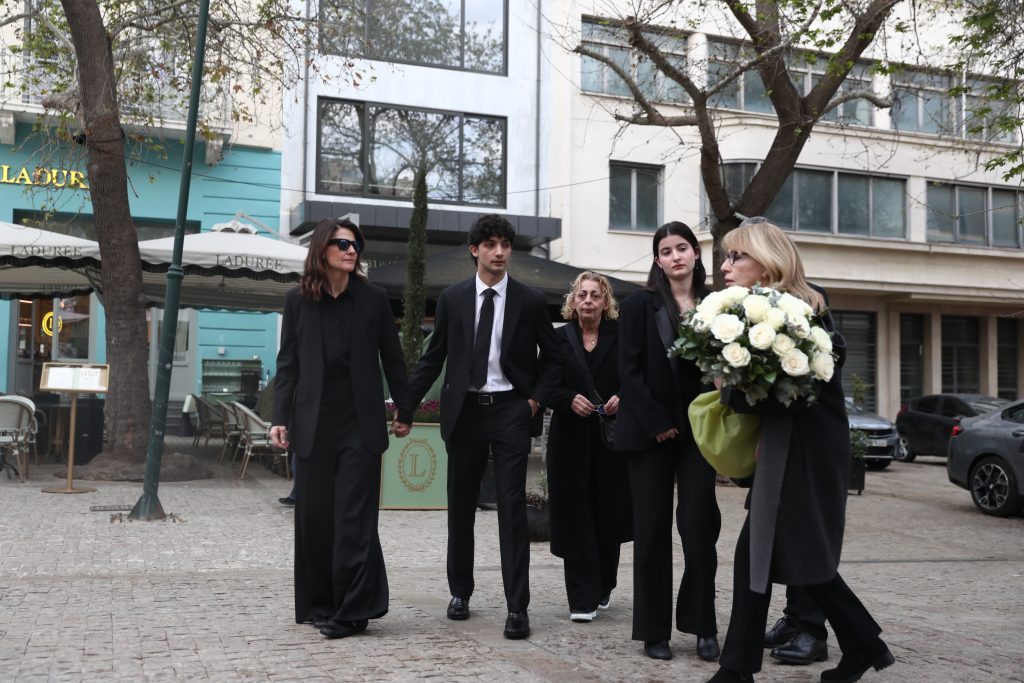 Μαρινέλλα: Στη Μητρόπολη Αθηνών η σορός της – Πλήθος κόσμου στο τελευταίο αντίο