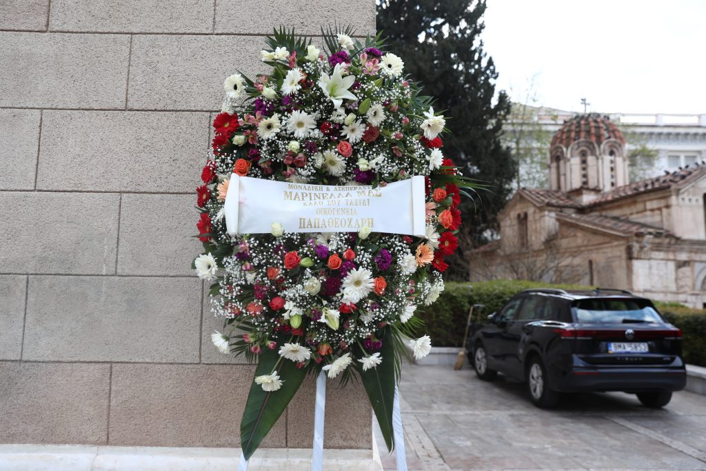 Μαρινέλλα: Στη Μητρόπολη Αθηνών η σορός της – Πλήθος κόσμου στο τελευταίο αντίο