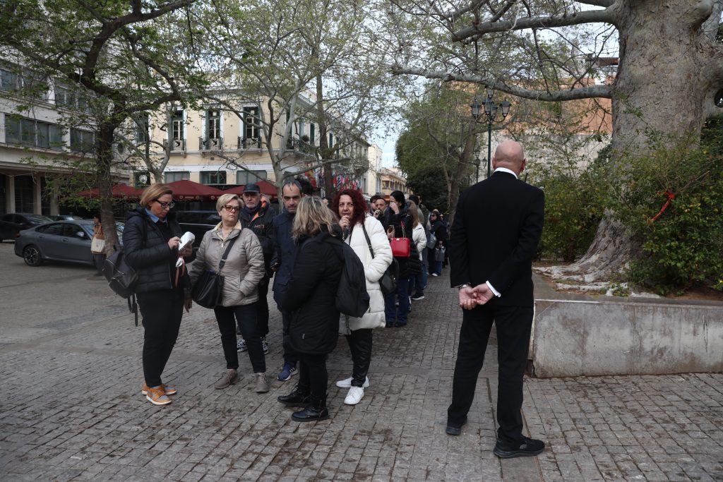 Μαρινέλλα: Στη Μητρόπολη Αθηνών η σορός της – Πλήθος κόσμου στο τελευταίο αντίο