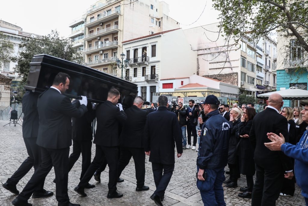 Μαρινέλλα: Στη Μητρόπολη Αθηνών η σορός της – Πλήθος κόσμου στο τελευταίο αντίο