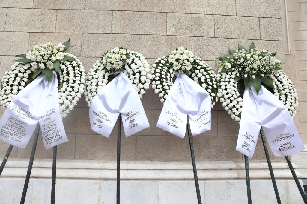 Μαρινέλλα: Στη Μητρόπολη Αθηνών η σορός της – Πλήθος κόσμου στο τελευταίο αντίο