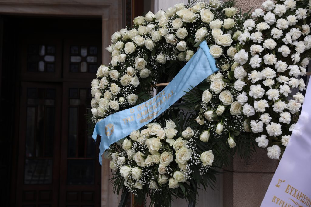 Μαρινέλλα: Στη Μητρόπολη Αθηνών η σορός της – Πλήθος κόσμου στο τελευταίο αντίο, στις 14:00 η κηδεία