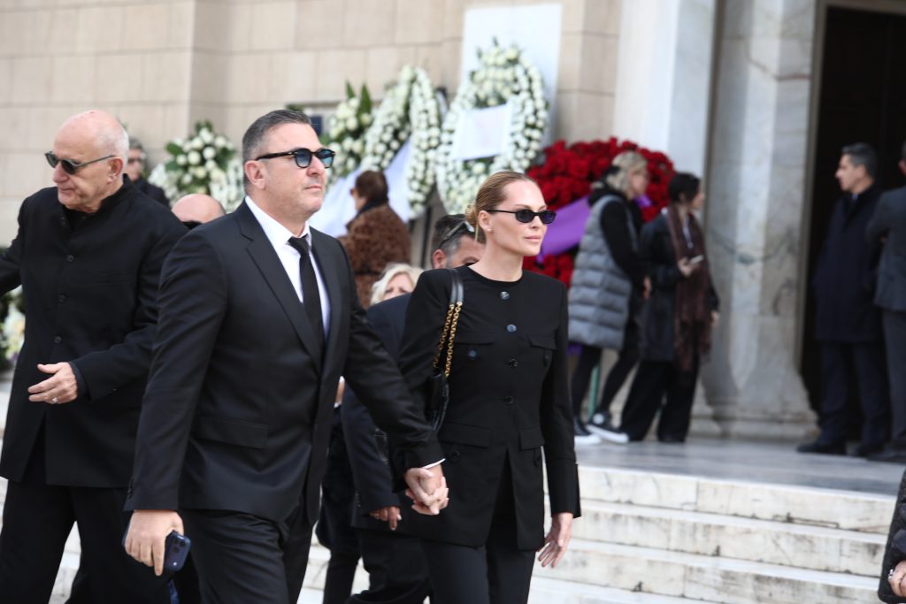 Live το τελευταίο αντίο στη Μαρινέλλα: Πλήθος κόσμου στη Μητρόπολη Αθηνών