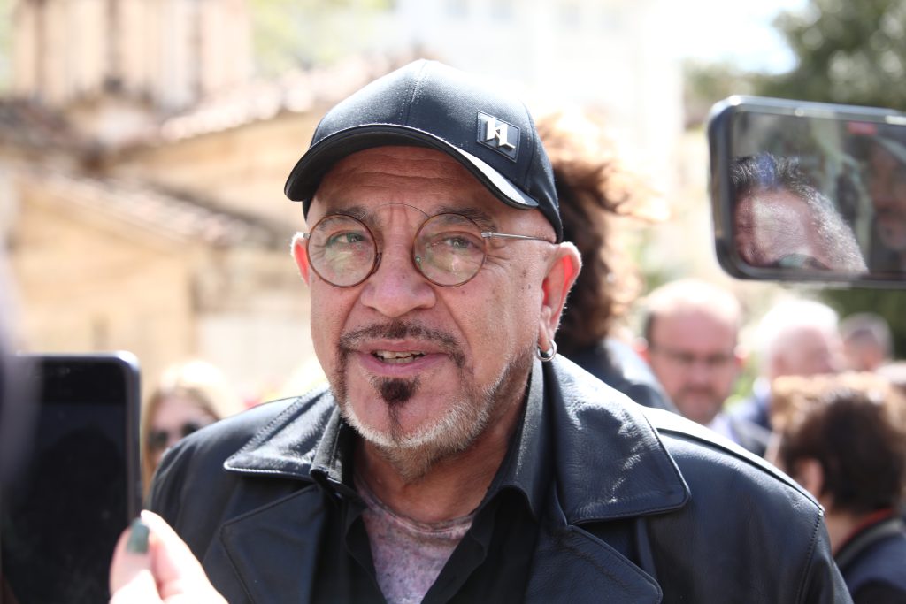 Live το τελευταίο αντίο στη Μαρινέλλα: Πλήθος κόσμου στη Μητρόπολη Αθηνών