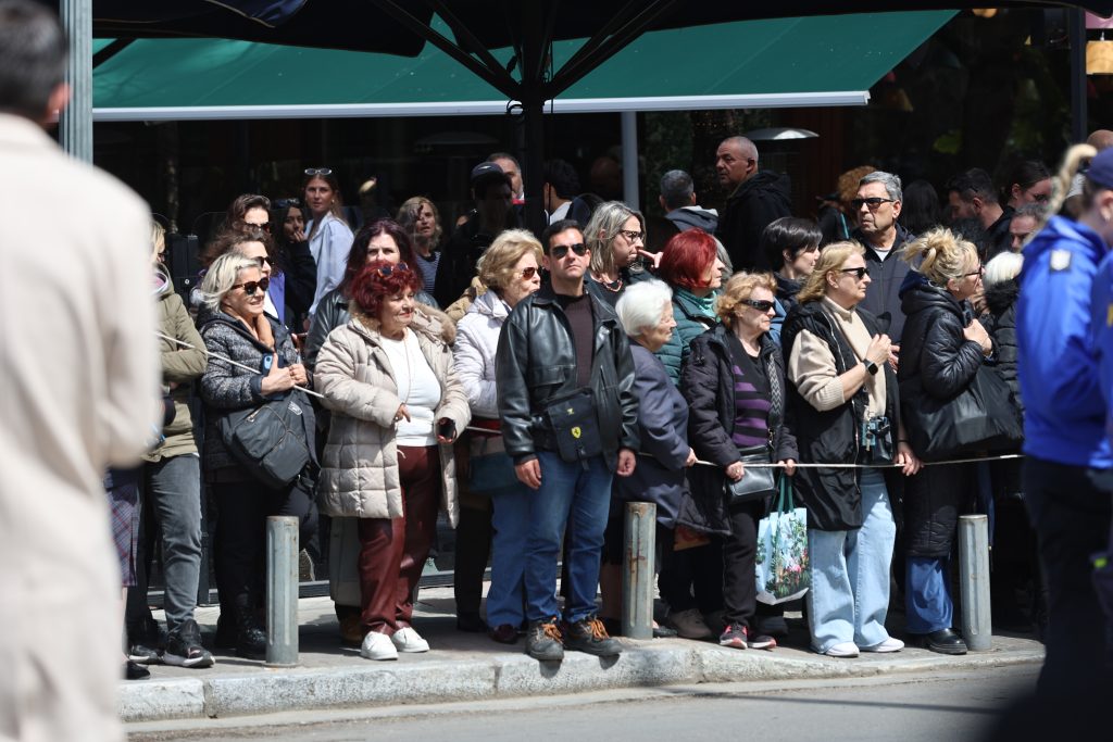 Το τελευταίο αντίο στη Μαρινέλλα: Με πλήθος κόσμου ο αποχαιρετισμός – «Για μένα πέθανε η δεύτερη μάνα μου» είπε ο Νταλάρας – Δάκρυσε η Χάρις Αλεξίου