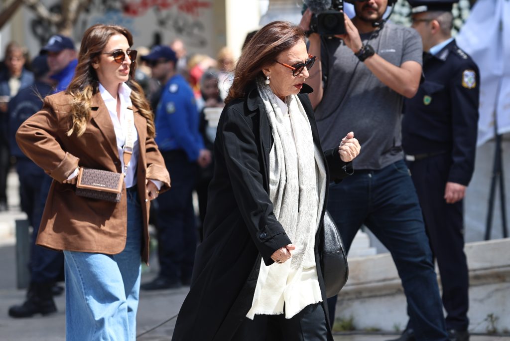 Το τελευταίο αντίο στη Μαρινέλλα: Με πλήθος κόσμου ο αποχαιρετισμός – «Για μένα πέθανε η δεύτερη μάνα μου» είπε ο Νταλάρας – Δάκρυσε η Χάρις Αλεξίου