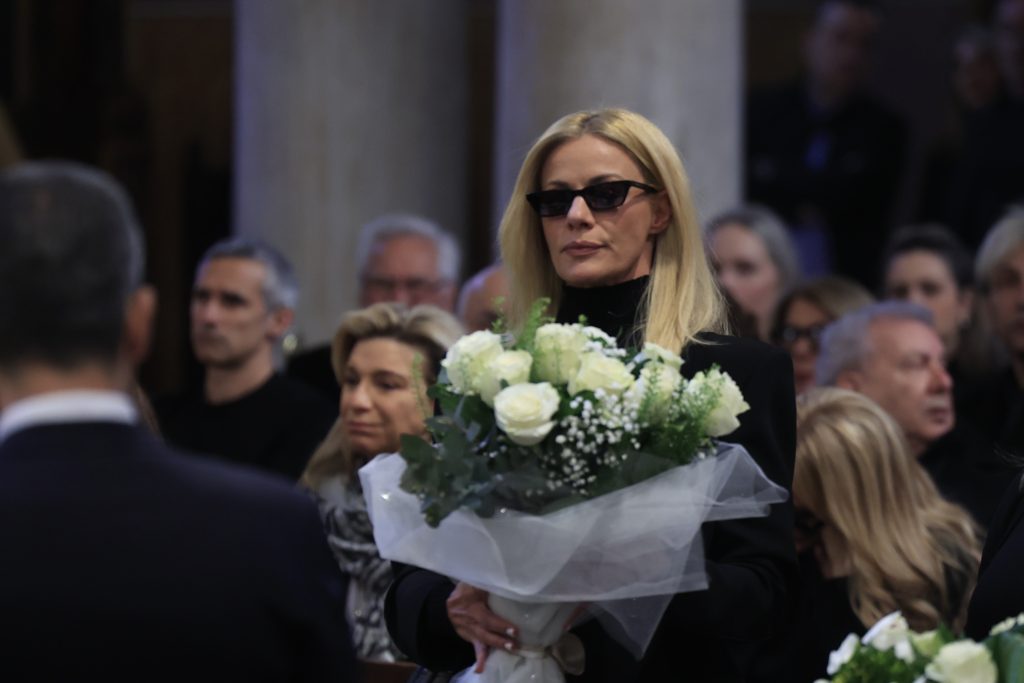 Το τελευταίο αντίο στη Μαρινέλλα: Με πλήθος κόσμου ο αποχαιρετισμός – «Για μένα πέθανε η δεύτερη μάνα μου» είπε ο Νταλάρας – Δάκρυσε η Χάρις Αλεξίου