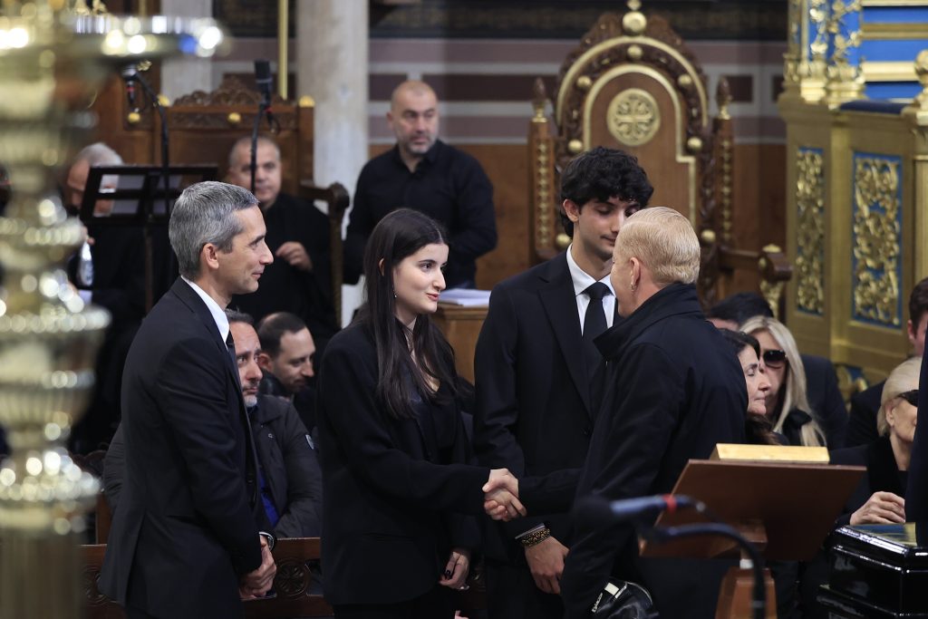 Το τελευταίο αντίο στη Μαρινέλλα: Με πλήθος κόσμου ο αποχαιρετισμός – «Για μένα πέθανε η δεύτερη μάνα μου» είπε ο Νταλάρας – Δάκρυσε η Χάρις Αλεξίου