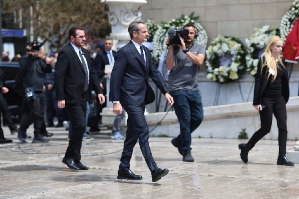 Το τελευταίο αντίο στη Μαρινέλλα: Με πλήθος κόσμου ο αποχαιρετισμός – «Για μένα πέθανε η δεύτερη μάνα μου» είπε ο Νταλάρας – Δάκρυσε η Χάρις Αλεξίου