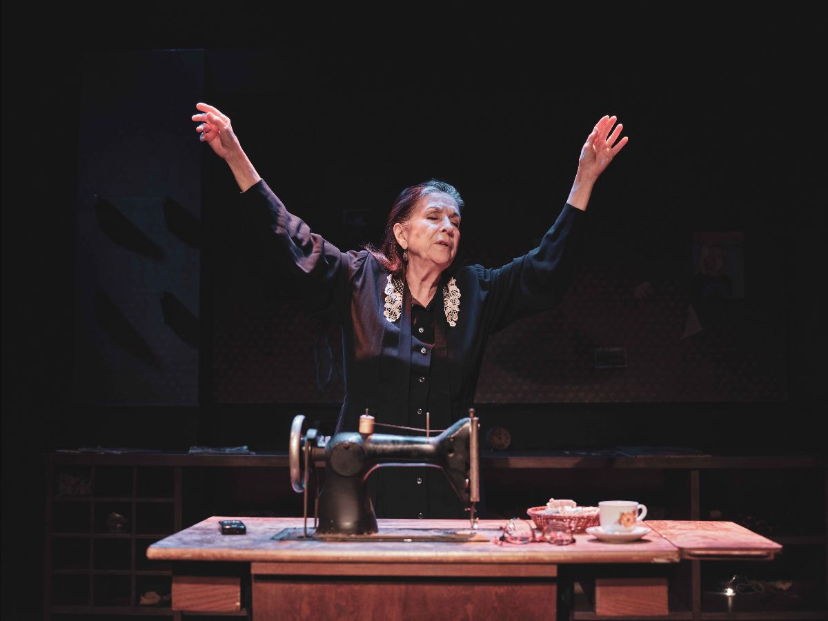 «Μια ζωή»- Ο μονόλογος μιας μοδίστρας- Για λίγες παραστάσεις στο Βασιλικό θέατρο