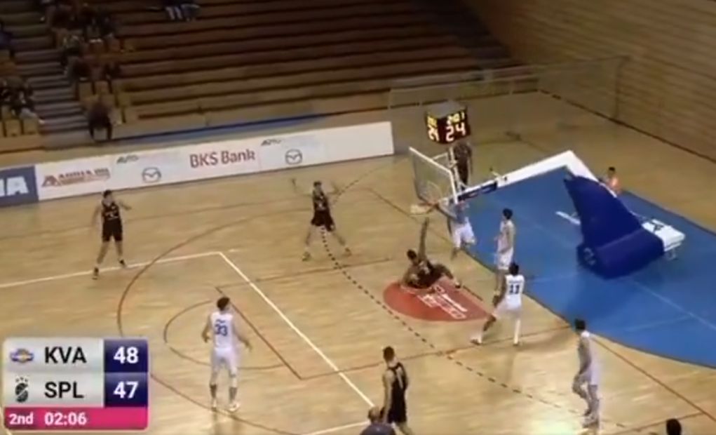 Κάρφωσε στο καλάθι… και η μπασκέτα τον καταπλάκωσε! (video)  ​