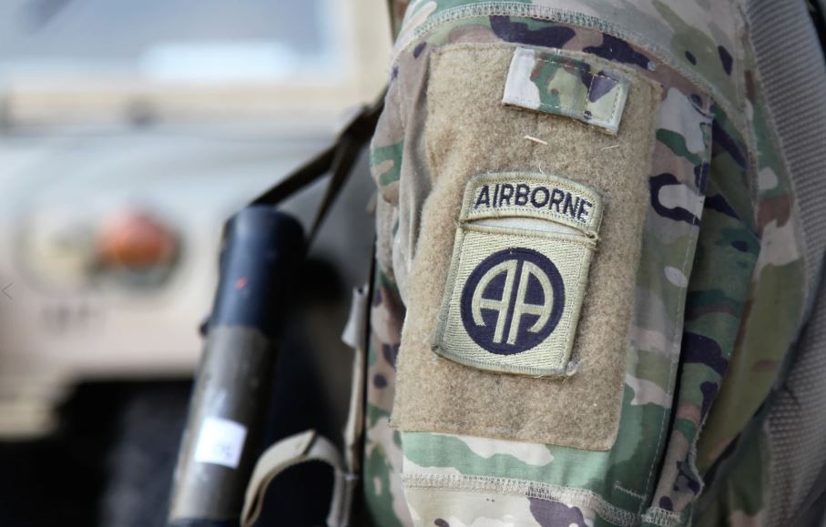 Αμερικανοί στρατιώτες από την επίλεκτη 82η Αερομεταφερόμενη Μεραρχία κατευθύνονται στη Μέση Ανατολή