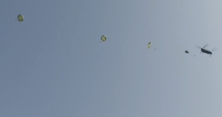 Άσκηση αλεξιπτωτιστών στο Μάλεμε Χανίων: Άλματα συντήρησης από ελικόπτερο Chinook στο ιστορικό αεροδρόμιο