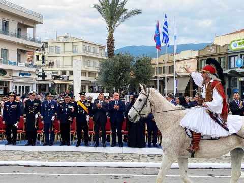 «Βούλιαξε» η κεντρική πλατεία για το 12<sup>ο</sup> Καλαματιανό Καρναβάλι (βίντεο & φωτογραφίες)