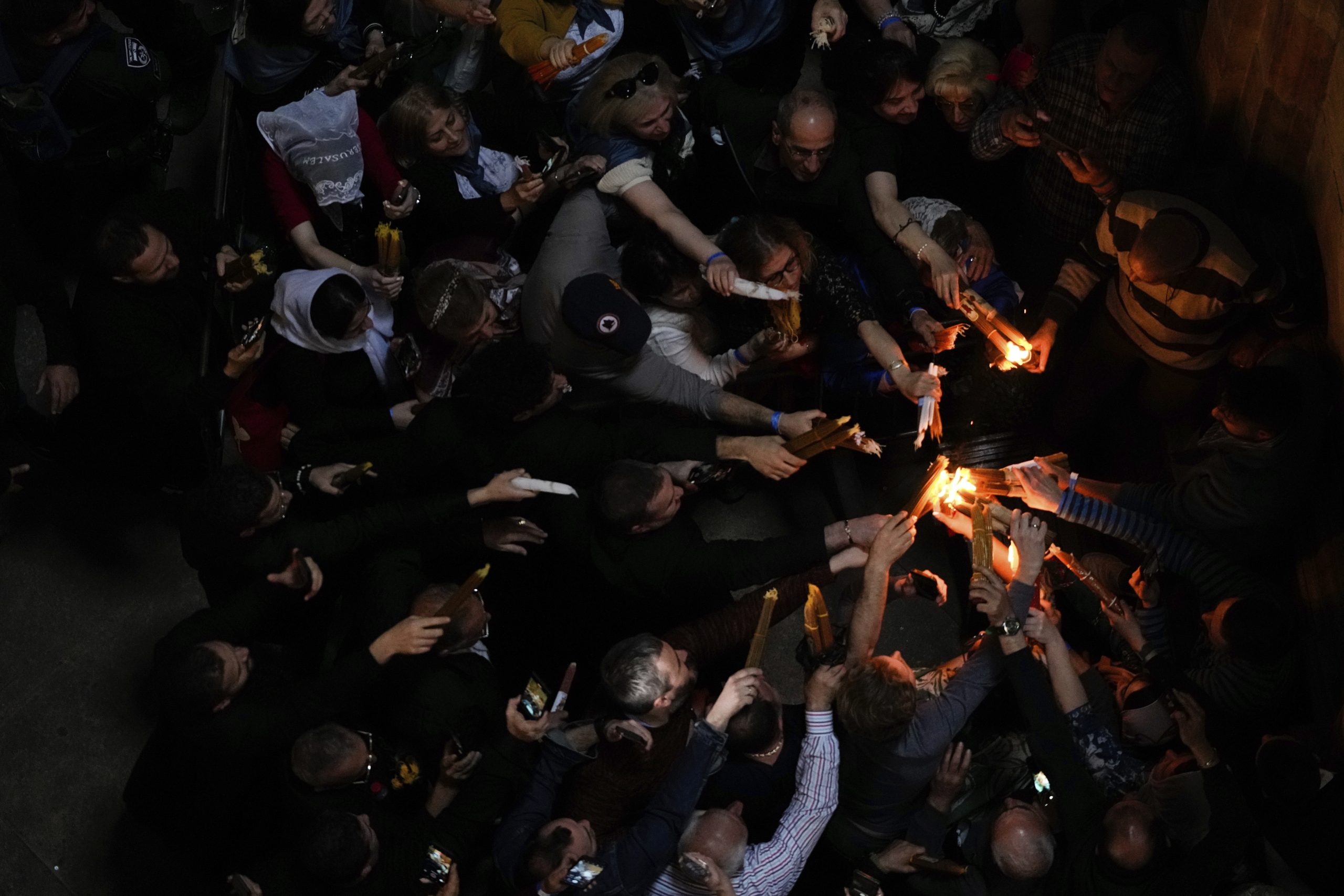 Ανοιχτά όλα τα σενάρια για τη μεταφορά του Αγίου Φωτός από τα Ιεροσόλυμα στην Αθήνα