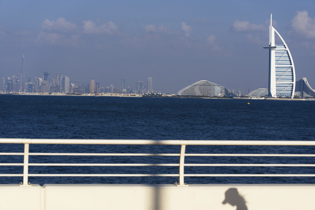 Ζημιές στο αεροδρόμιο του Ντουμπάι και στο Μπουρτζ αλ Αράμπ από ιρανικά πλήγματα – Τραυματισμοί και φωτιές σε κρίσιμες υποδομές